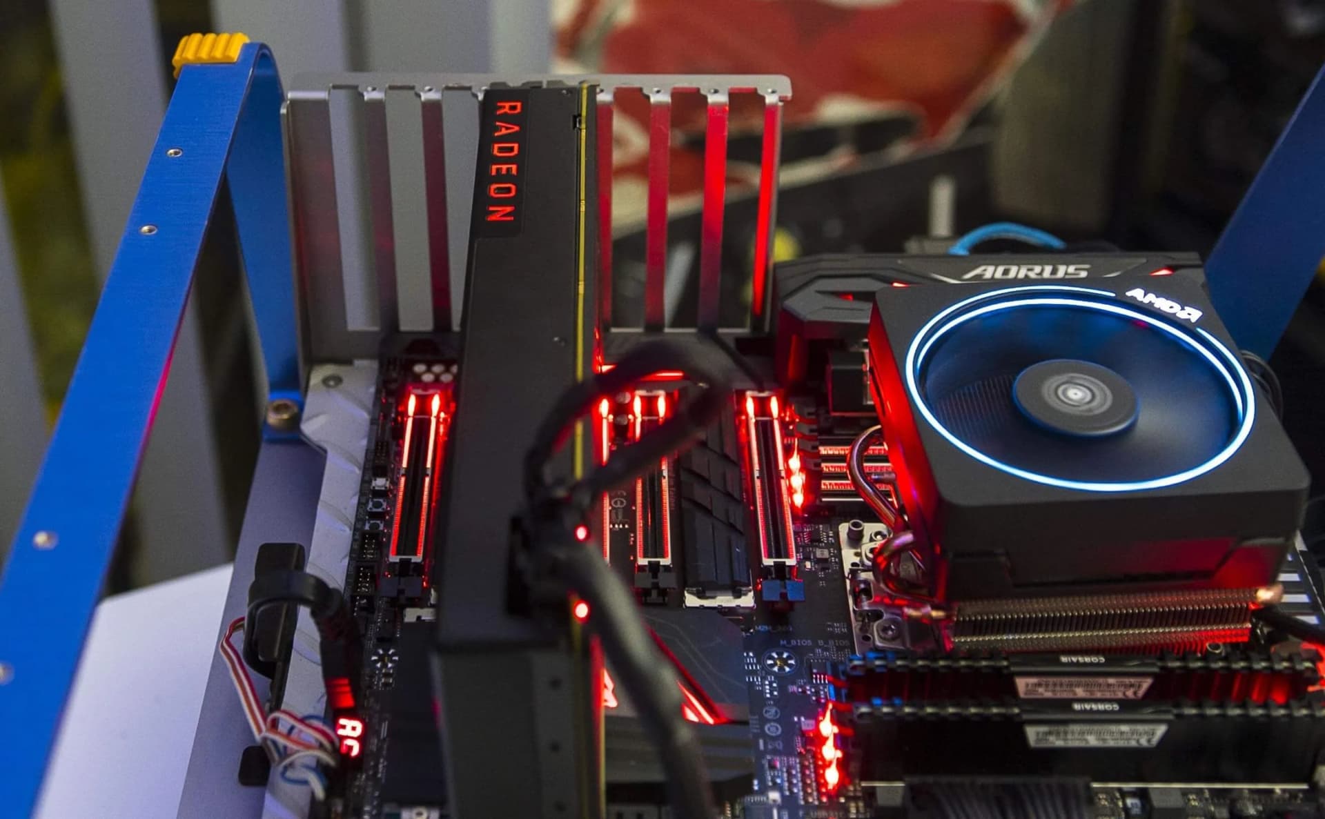 58743_16_amd-radeon-rx-vega-64-liquid-cooled-edition-unboxed-1.jpg-optimized.webp